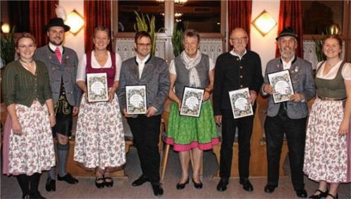 Der Vorstand mit (von links) Vorsitzender Katharina Schildhauer und Kassier Vitus Altendorfer ehrt Sabine Altendorfer, Georg Wechselberger, Barbara und Konrad Zeller sowie Georg Kirchhuber. Dankesworte gab es auch von Schriftführerin Vroni Altendorfer. Foto re