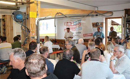Der Zusammenhalt im gemeinsamen Handwerk steht bei den Schreinern hoch im Kurs: Das wurde im Rahmen der Jahreshauptversammlung deutlich.Foto wittenzellner