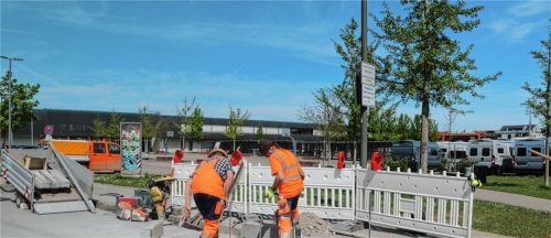 Derzeit werden an der Pauline-Thoma-Schule in Kolbermoor bauliche Veränderungen vorgenommen, um die Autoposer vom dortigen Parkplatz fernzuhalten. Foto Matthias Riediger