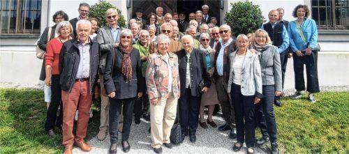 Dichtgedrängt stehen die Besucher aus Großkarolinenfeld auf dem Erinnerungsfoto.Foto  Schlosser