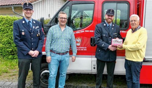 Die 150-jährige Geschichte der freiwilligen Feuerwehr wurde von Manfred Benkel (rechts) niedergeschrieben und dem Vorsitzenden Alexander Heinisch (Zweiter von rechts) sowie dem Kommandanten Jörg Benkel (links) übergeben. Die Veröffentlichung erfolgt durch den HST-Verlag, vertreten durch Florian Stadler (Zweiter von links).Foto Steffenhagen