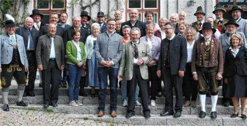 Die Abgeordneten der Ortsvereine mit Bürgermeister Christoph Schneider und Pfarrer Christoph Rudolph gratulierten Pfarrer Joseph Reuder (vorne Mitte) zu seinem 80. Geburtstag.Foto Reischl-Zehentbauer