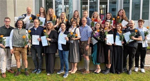 Die Absolventen haben ihre Ausbildung zu Operations- und Anästhesietechnischen Assistenten gemeistert. Schulleiter Lutz Krüger (vorn, siebter von links) gratulierte. Foto Romed-Kliniken