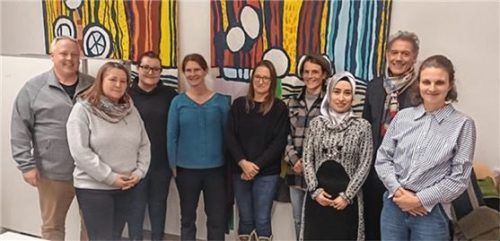 Die acht Mitglieder des Elternbeirates der Grundschulen sind (von links) Markus Hittinger, Vorsitzende Eileen Kalb, Nejla Alicevic, Sabine Kohwagner, Beate Bichler, Ricarda Nähter, Zweite Vorsitzende Safiye Ilhan, Dr. Richard Mayr und Julia Baumann.Foto re