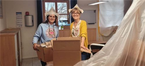 Die beiden Damen von der Tourist-Info, Pia Steen (links) und Julia Hausmann, legten beim Umbau ihres Büros vor knapp zwei Jahren selbst tatkräftig mit Hand an.Foto Kirchner