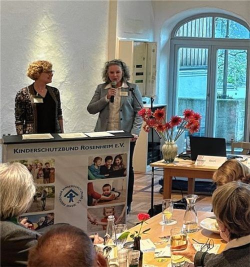 Die beiden Geschäftsleiterinnen des Kinderschutzbundes, Magdalena Restle (links) und Barbara Heuel, geben bei der Hauptversammlung ihre Berichte ab.Foto Stefan Heuel