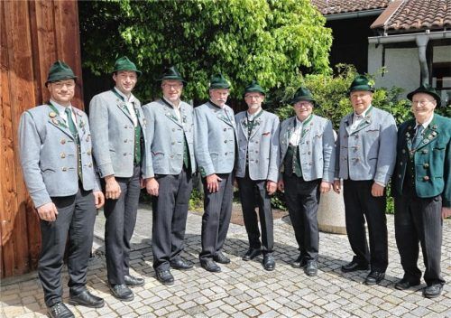 Die beiden stellvertretenden Vorsitzenden Andreas Kink (von links) und Georg Wörndl gratulierten Josef Schlosser, Wolfgang Auer, Josef Wörndl und Martin Weber (alle 40 Jahre) sowie Anton Hellthaler (25 Jahre). Rechts: Gaukassier Klaus Weisser.Foto Rehberg