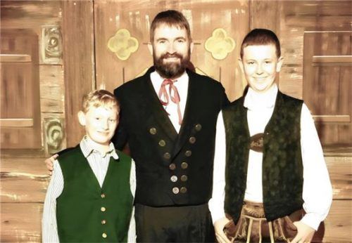 Die drei Bruder-Konrad-Darsteller: (von links) Florian Bichler, Konrad Hamberger und Raphael Möderl.Foto Hötzelsperger