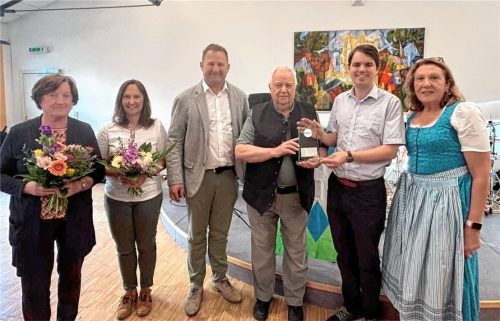 Die Ehrung für besonderes Engagement erhielt heuer der Siedlungsverein Kolbermoor, vertreten durch Ehrenvorstand Franz Schrank (Dritter von rechts) und Vorstand Christian Wagner (Vierter von rechts), begleitet von ihren Ehefrauen Rosi Schrank und Edith Wagner (von links). Es gratulierten Ortsgeschäftsführerin Waltraud Giese und Ortsvorsitzender Leonhard Sedlbauer (von rechts). Foto Sedlbauer
