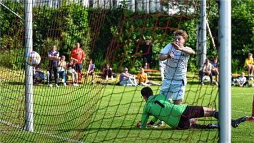 Die Entscheidung: Tobias Hofer drückt den Ball zum 2:1 über die Linie.Foto Alexander Nöbauer