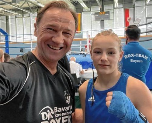 Die erste deutsche Meisterin aus Rosenheim, Katja Volosovska, mit ihrem Trainer Adam Donajski.Fotos Privat