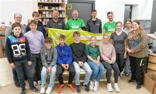 Die Firmlinge mit der neuen Holzbank. Hintere Reihe links Pfarrer Andreas Przybylski, Dritter von links Hans Lindner, Vierter von links Weihbischof Rupert Graf zu Stolberg, Fünfter von links Schreiner-Azubi Fynn.Foto .Voit