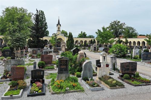 Die Gebühren für Bestattungen und Gräber auf dem städtischen Friedhof steigen ab Juli zum Teil spürbar an. Foto  Hadersbeck