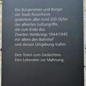 Gedenktafel erinnert an Opfer der Luftangriffe