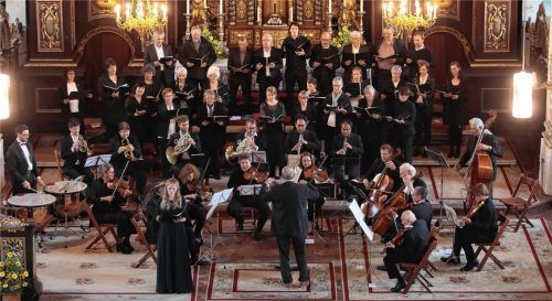 Die Gesamtübersicht zeigt alle Akteure mit der Solistin Karolina Wolf (Sopran) im Vordergrund.Foto münch