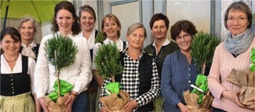 Die Gewinnerinnen Marlies Kolb, Petra Forstner, Angela Kaffl und Sylvia Mack (von links) des letztjährigen Fotowettbewerbs zusammen mit der Vorstandschaft. Foto Stuffer-Chunphetch