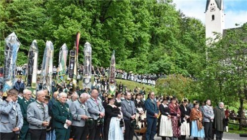 Die Gläubigen auf dem Kirchbichl an der Kirche Maria zu den sieben Linden.