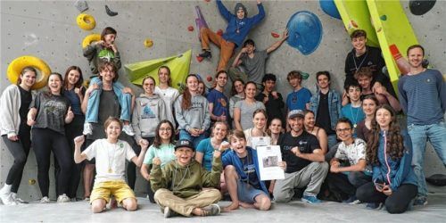 Die glücklichen Gewinner des Sebastian-Finsterwalder-Gymnasiums freuen sich über ihren Erfolg beim Bezirksfinale im Sportklettern in Rosenheim.Foto sebastian-finsterwalder-gymnasium