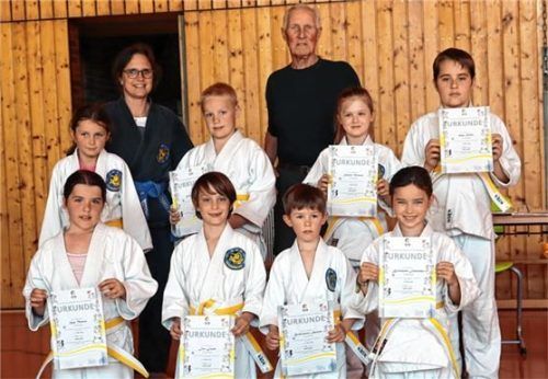 Die jungen Judoka des SVO halten stolz ihre Urkunden in Händen.Foto Stache