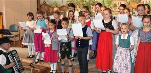 Die Kinder- und Jugendgruppen zeigen mit Instrumenten und Gesang ihr Können.Foto re
