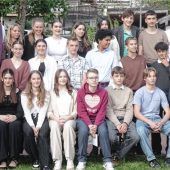 Jugendliche verbrennen Beichtbriefe