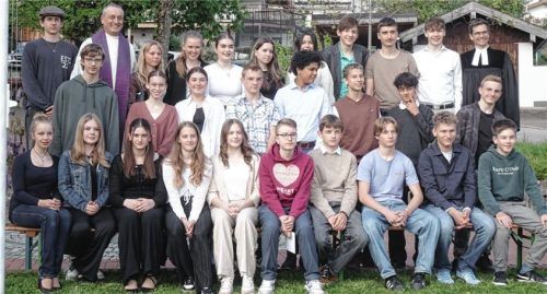 Die Konfirmanden und ihre Teamer trafen sich am Vorabend der Konfirmation im Hof der Emmauskirche in Feldkirchen-Westerham mit den beiden Geistlichen, Pfarrer Andreas Strauß (letzte Reihe links) und Pfarrer Samuel Fischer (letzte Reihe rechts), zu einem Beichtgottesdienst. Foto Kissel
