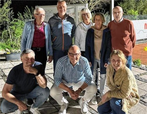 Die neue alte Abteilungsleitung: (von links, stehend): Hans Heigl, Robert Schausberger, Monika Schausberger, Monika Huber und Gunter Foldenauer sowie sitzend Andreas Stehnkuhl, Hans Mayer und Rosemarie Schabus. Foto re