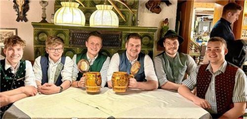 Die neue Führungsriege des Burschenvereins FeldkirchenWesterham (von links): Zweiter Kassier Moritz Geisler, Kassier Anian Greiner, Vorsitzender Max Steingraber, sein Stellvertreter Stefan Steingraber, Schriftführer Benedikt Glas sowie Fähnrich Markus Schnitzenbaumer. Foto Burschenverein Feldkirchen-Westerham