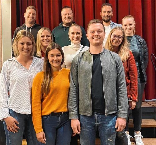 Die neue Vorstandschaft: Sandra Obermaier, Lisa Harter und Florian Heumaier (Vorne von links); Katrin Purainer, Rebecca Dangl und Lisa Urbanke (Mitte, von links) sowie Andreas Schäffler, Marinus Ladner, Christopher Hahn und Sophia Gratz (hinten, von links). Foto  Lummer