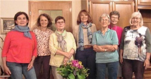 Die neue Vorstandschaft: (von links) Zweite Vorsitzende Christine Sedlbauer, Kassierin Marianne Maier, Vorsitzende Inge Gerum, Beisitzerin Gabi Straßer, die scheidende Vorsitzende Irmi Stecher, Schriftführerin Anneliese Höglauer und Waltraud Wimmer.Foto re
