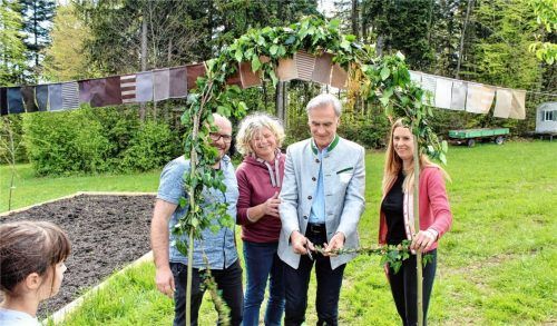 Die offizielle Eröffnung des Bauernhofs für die Kinderdorfkinder fand mit (von links) Spender Matthias Schweinberger, Verpächterin Kerstin Maier, Landrat Olaf von Löwis und Dorfleiterin Pia Klapos, statt. Foto caritas kinderdorf