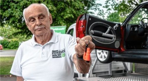 Die richtige Technik, mit der man sich aus einem überschlagenen Fahrzeug befreien kann, vermittelte Franz Dobesch von der Verkehrswacht Kehlheim.
