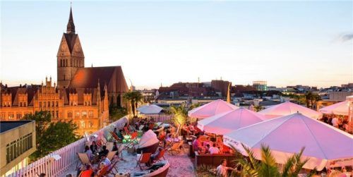 Die Rooftop-Beachbar „Schöne Aussichten“ über den Dächern von Hannovers Altstadt macht ihrem Namen alle Ehre. Fotos djd/Hannover Marketing und Tourismus/Martin Kirchner/Lars Gerhardts
