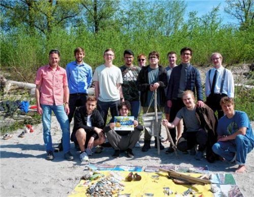 Die Schüler der 13. Klasse der FOS/BOS Rosenheim mit Lehrer Wolfgang Bachleitner (ganz links) und Konstantin Grambow-Korhammer vom Wasserwirtschaftsamt Rosenheim (Zweiter von links).Foto WWA Rosenheim