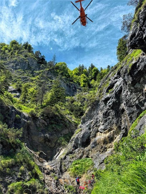 Die schwer verletzte Bergsteigerin wurde nach dem schnellen Eintreffen der Bergwacht Reit im Winkl von Rettungshubschrauber Christoph 14 mittels Winde aus dem Bachbett geborgen und in ein umliegendes Krankenhaus gebracht.Foto Bergwacht Reit im Winkl