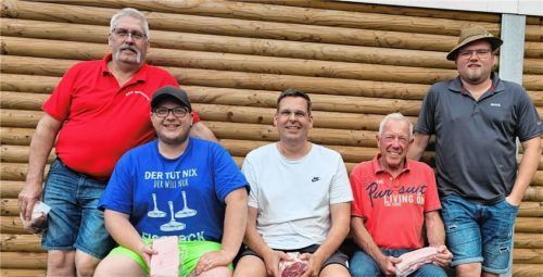Die Siegermannschaft: (von links) Walter Schmid, Benedikt Daxenbichler, Michael Sohn und Bartl Sigl mit Sportwart Peter Blaga junior. Foto re