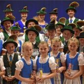Fast 70 Dirndl und Buam tanzen um die Wette