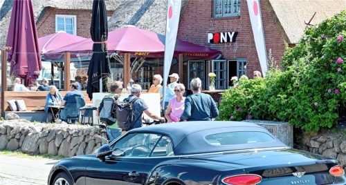 Die Terrasse des Club „Pony“ in Kampen auf Sylt: Hier hatten Party-Gäste zu Pfingsten rassistische Lieder gegrölt, darunter war offenbar auch ein junger Mann aus der Region Rosenheim. Foto dpa