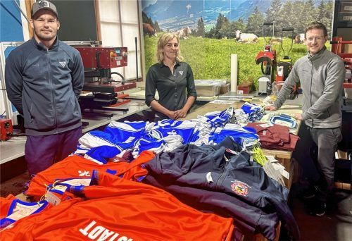 Die Textilveredelung Inntal mit Mitarbeiter Lorenz Grandauer (links), Geschäftsführerin Christine Grandauer und Lieferant Simon Bauer. Foto Re