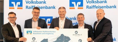 Die Vertreter des Kreisverbands der Volksbanken und Raiffeisenbanken in Rosenheim und Umgebung: (von links) Florian Neuwirth (Vorstand Raiffeisenbank Oberaudorf eG), Christian Weber (Vorstand Raiffeisenbank-Volksbank Ebersberg eG), Mirko Gruber (Vorstand meine Volksbank Raiffeisenbank eG), Christian Trattner (Vorstandsvorsitzender Raiffeisenbank Aschau-Samerberg eG), Philipp Staniszewski (Vorstand Raiffeisenbank Griesstätt-Halfing eG).Foto egger