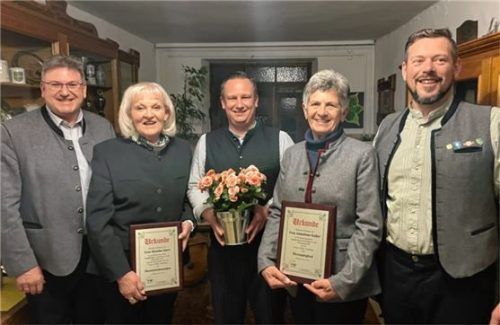 Die Vorstandschaft der Freien Wähler Raubling mit den geehrten Damen bei der Urkundenübergabe: (von links). Zweiter Vorsitzender Stefan Heinke, Dritte Bürgermeisterin Monika Marx, Vorsitzender Stephan Hemberger, Anneliese Koller und Schriftführer Klaus Artmann.Foto re