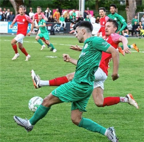 Die Wasserburger Mannschaft um Johannes Lindner, der hier blockt, will auch im Rückspiel alles reinschmeißen und in die nächste Runde einziehen.Foto Mühlhofer