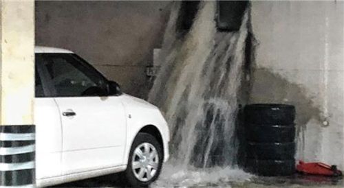 Die Wassermassen suchten sich ihren Weg auch in Tiefgaragen, wie hier in Feldkirchen. Foto Feuerwehr Feldkirchen-Westerham