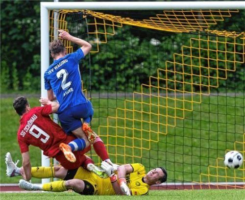 Dieser Schönauer Ball war drin, aber abseits: SG-Angreifer Daniel Maier (in Rot) gegen die Waginger Benedikt Bauer und Keeper Benedikt Schmid.Foto Hans-Joachim Bittner