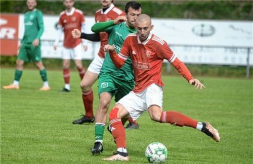 Dmytro Zubkov (vorne), hier im Zweikampf mit Omer Jahic, traf beim Westerndorfer Sieg in Grünthal.Foto Ruprecht