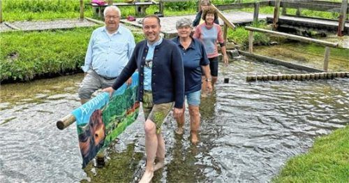 Dr. Dr. Klaus Piwernetz (vorne links) hatte zum traditionellen Ankneippen eingeladen und eröffnete zusammen mit dem Tourist-Leiter Herbert Reiter (vorne rechts), Zweiter Vorsitzender Irmengard Micklitz, Mary Gruber und Beirätin Christa Ramsauer die diesjährige Saison. Foto  re