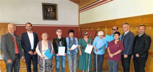Ehrende, Geehrte und Ehrengäste: (von links) Bezirksrat Sepp Hofer, Rosenheims OB Andreas März, Ingrid Feuerer, Michaela Holthausen, Charlotte Fischer, Petra Eva Delius, Rosemarie Gulden, Franz Kamhuber, Bezirksgruppen-Leiterin Brigitte Lindmeier, Landrat Otto Lederer und der Bad Feilnbacher Bürgermeister Max Singer.Foto Baumann