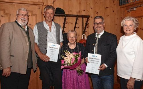 Ehrung langjähriger Mitglieder: Landtagsabgeordneter Sebastian Friesinger (links) und EU-Kandidatin Sigrid Knothe (rechts) gratulierten (von links) Bernhard Pichler (15 Jahre), Hanni Karrer (45 Jahre) und Ortsvorsitzendem Stefan Lederwascher (15 Jahre). Foto WEISS