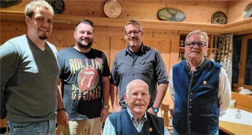Ehrung zum Schnapsjubiläum: (Von links) Gildepräsident Stefan Seidl und Zweiter Präsident Josef Turner gratulierten Robert Hornauer (Dritter von links), Karl-Heinz Thalhammer (rechts) sowie Theo Krämer (sitzend). Foto hecht