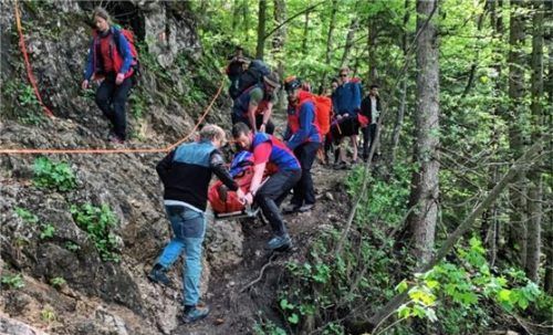 Ein 39-Jähriger war im steilen Waldgelände ausgerutscht und 30 Meter durch Steilgelände gestürzt. Foto Bergwacht Wasserburg